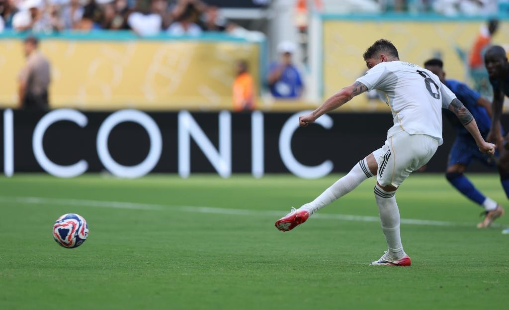 00：10“格斗女王”张伟丽说男友难找，谁知后台“自荐”私信爆炸